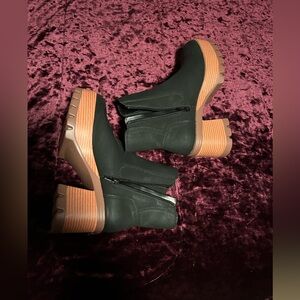 Fiona Fall Exp. NWOT Platform Boots Size 8